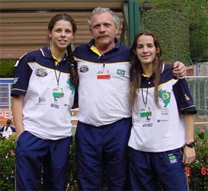Manuela Oliveira y Betina Beirad, junto al presidente de la Federaci&oacute;n Brasile&ntilde;a de Padel