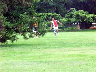 Una postal del Mundial 2004: Carol, una hincha m&aacute;s de Espa&ntilde;a, aprovechando para rehabilitar cerca de las pistas del Hind&uacute;