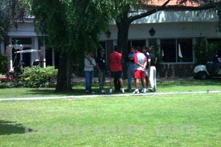 Mundial 2004, Hindú Club, Buenos Aires, Argentina: Reunión de emergencia por el conflicto Telefónica-ProSport-AJPP-Movicom-APA. Padelcenter fue testigo.