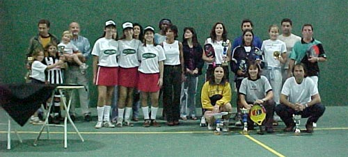 El podio, con los campeones y subcampeones profesionales y veteranos, m&aacute;s los ganadores de la Copa Padelcenter.com del Masters 2001 interasociaciones