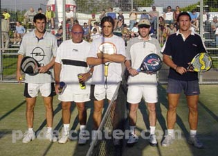 Los campeones junto al profesor Roberto D&iacute;az