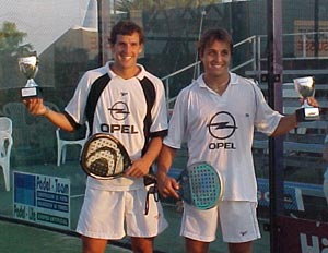 Díaz-Belasteguin, felices con su conquista en Sotogrande 2002 (foto: E.Forcher)