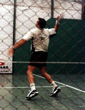 Seba golpeando un smash