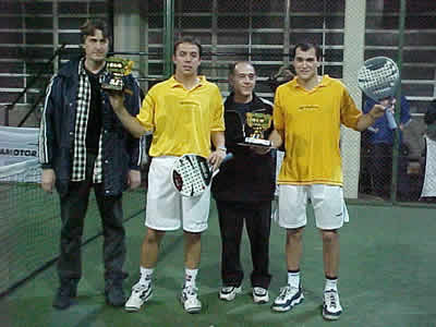 Gaby Reca y Seba Nerone reciben sus trofeos de manos de Sabbione (presidente de la APP) y Jorge Nerone, due&ntilde;o del club La Barra y padre de Sebasti&aacute;n.