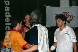 Termin&oacute; la final y los campeones saludan a sus rivales (foto: Padelcenter.com)