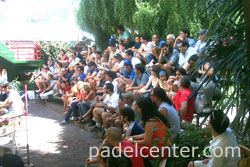 La gente se junt&oacute; desde temprano, a pesar del sol