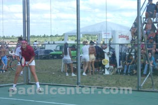 Cecilia Reiter en la exhibici&oacute;n. Detr&aacute;s, el stand Padelcenter.com