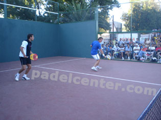 El cordob&eacute;s Valdesolo, con el Tucumano Zeitune, de gran torneo.