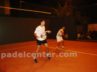 J. M. Rodriguez y una posici&oacute;n cl&aacute;sica durantes el smash de G. Silingo.