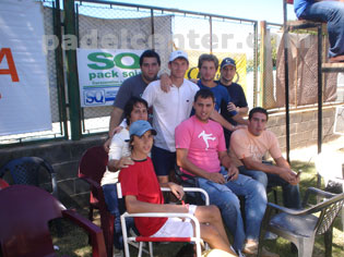 La barra de Villa Mar&iacute;a siguiendo al idolo local, Calneggia.