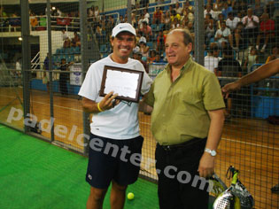Roby recibiendo una distinci&oacute;n de parte del Municipio de Villa Mercedes, en reconocimiento a su trayectoria