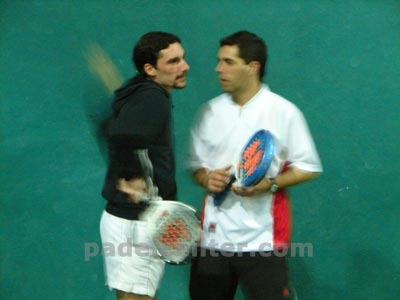 Los campeones deliberan en medio de la final