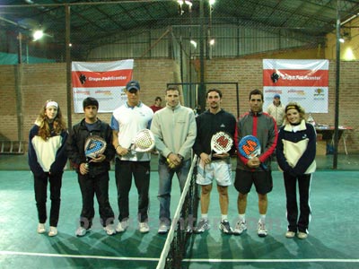 Los finalistas, el &aacute;rbitro general y las chicas Padelcenter